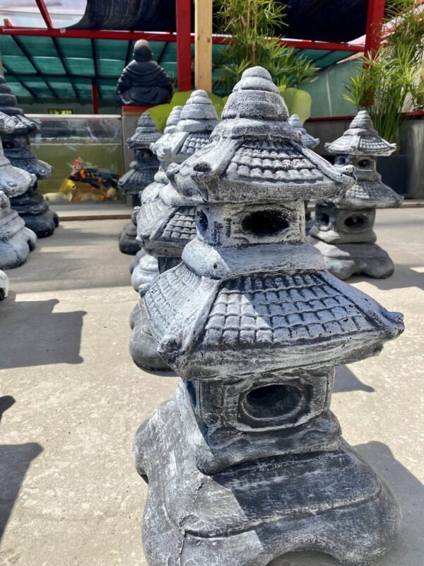 Japán kő pagoda kétszintes
